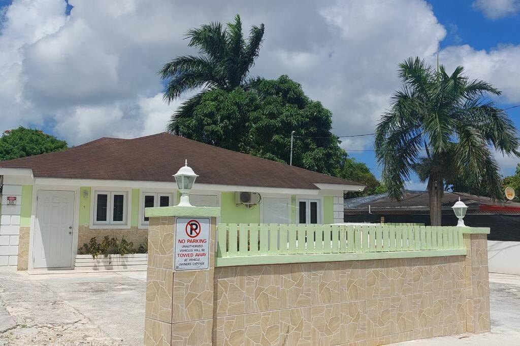 Budget & Basic In Local Neighborhood, 7Min Drive To Downtown Nassau Beach Paradiseアパートメント エクステリア 写真